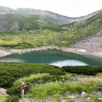 乗鞍岳の山頂はとても広く、あちこちに池があります。池散策するのも Goodです。