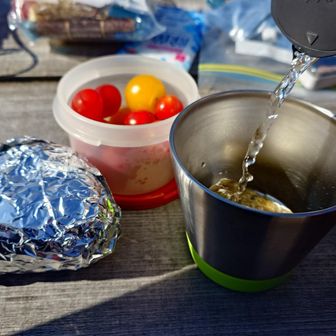 キャンプ場近くのベンチで昼ごはん。通行止めのせいか、誰もいません。