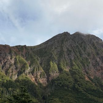 赤岳をズームアップ。尾根に小屋が見えますね