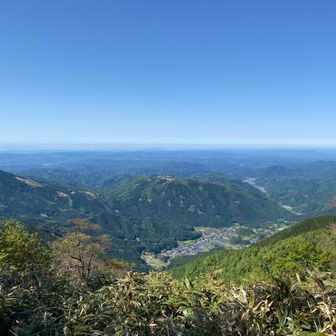 目の前に日名倉山が見えています
日名倉山は関西百名山の一つ
今日はこの山を訪れるために
遥々やって来た
いわば 後山は前菜じゃね(んﾝなことはないか)