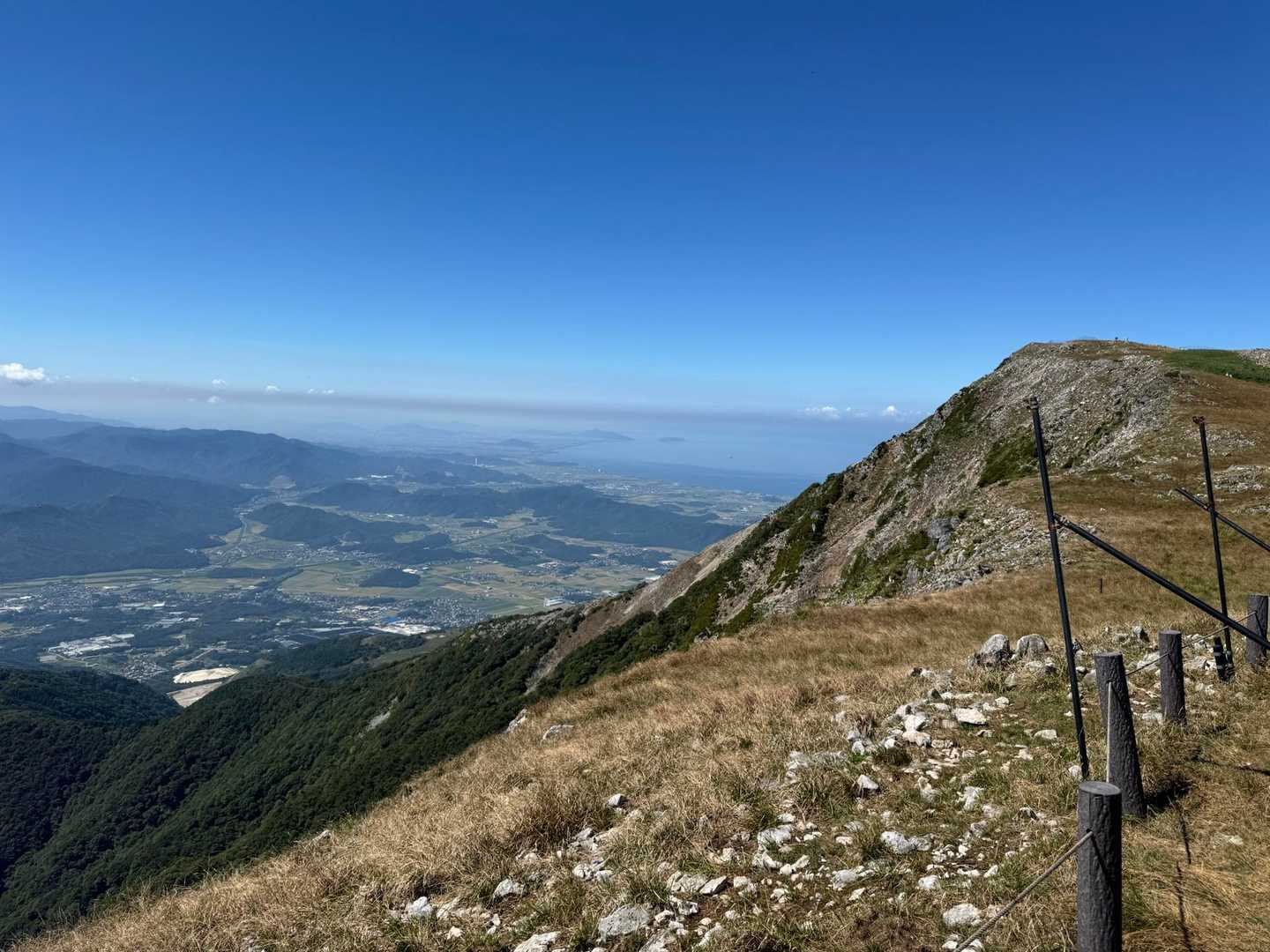 伊吹山 周回コース | 9合目から始まる、花と琵琶湖の日本百名山の写真