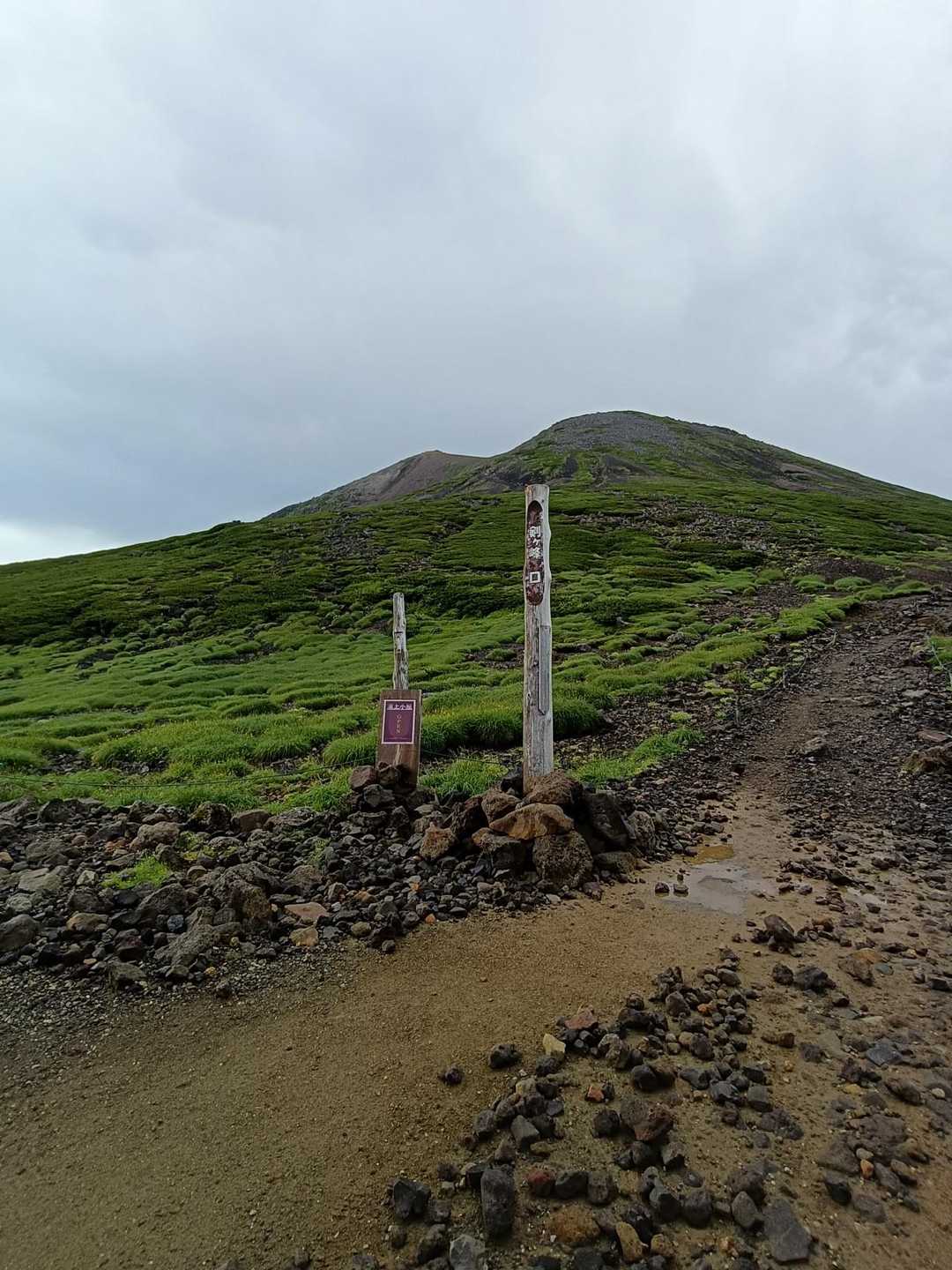 小屋の向こうに剣ヶ峰登山口があり、ここから本格的に登り始めるようです。