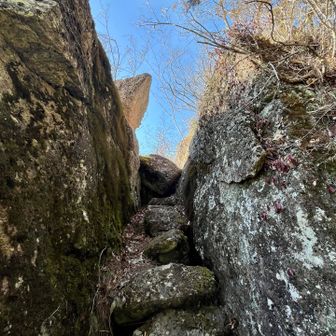 西御前頂上の岩場