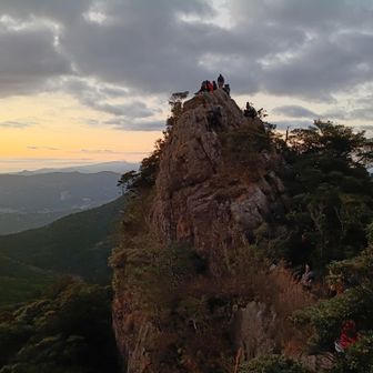 天童岩は、溢れる人だかり