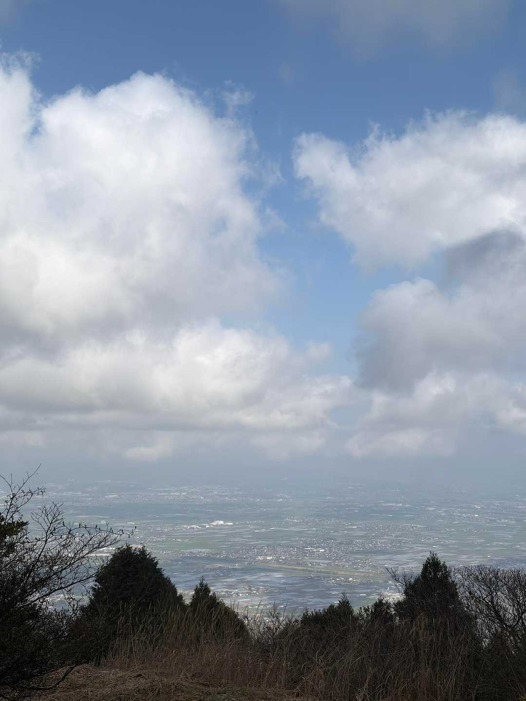 振り返ると筑後平野。午前中は霞んでだけど風が吹き抜け気持ち良い。