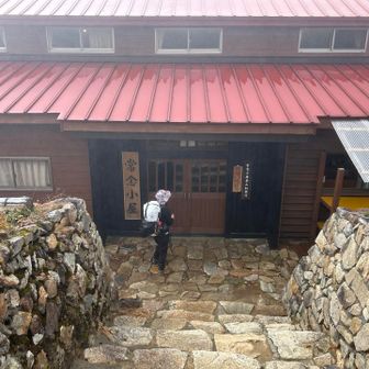 常念小屋はかなり下降したところにあるのでガスがかかる。