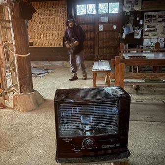 避難小屋で朝ご飯食べるとレジェンドさんに話したら、寒いでストーブ点けてくれるって‼️
ありがとうございます😌　てか、ストーブやら灯油運ぶなんて、凄すぎです😳