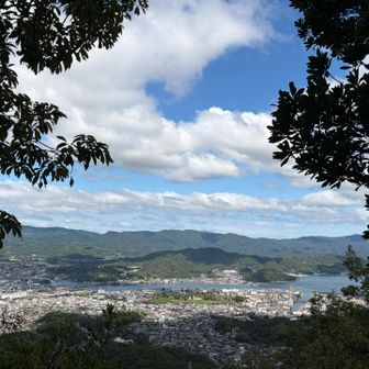 今日はお友達(正確に言うと以前一緒に働いてた職場の先輩🤭)にくじゅうをご案内する予定でした
が、長者原に着いたら霧雨小雨でまっしろガッスガス
あっさり諦めて臼杵市に移動
鎮南山をご案内することに😊