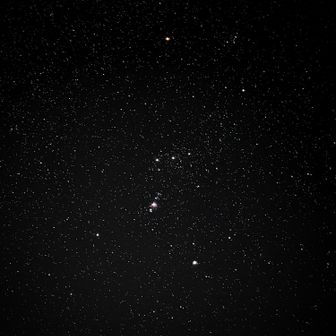 スマホの限界にチャレンジ！オリオン座と取り囲む恒星たち✨
オリオン大星雲もしっかり写ってる🤩
ちなみにオリオン大星雲の隣には馬の頭の形をした馬頭星雲があって⋯今年の干支だぜ🐴