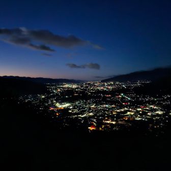 夜明け前の街明かりを見ながら