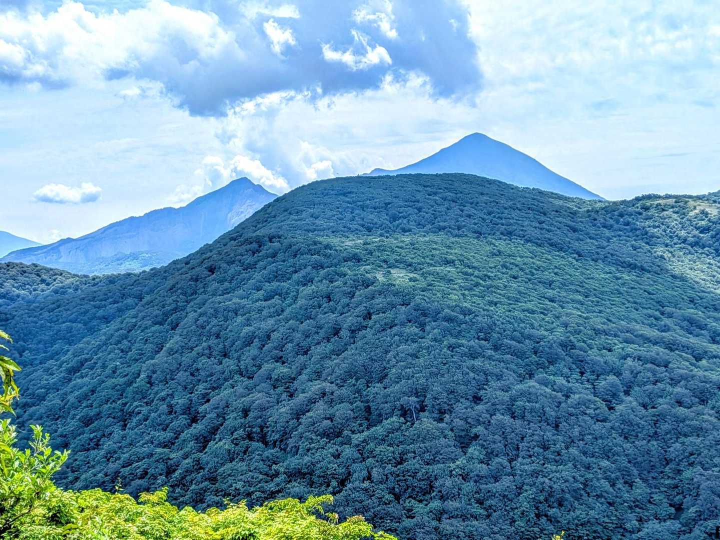 🔍　🏞️磐梯山(本峰/右)と櫛ヶ峰(左)