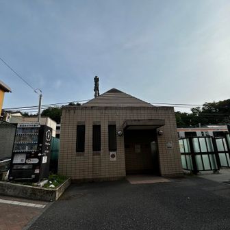 …の前に
駅横のトイレに寄る
トイレの隣の🅿️は¥880/日
この辺り価格差大