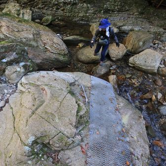 行縢山 ステンレスの滑り止めが張り付けてあります
鎖の打ってある石も