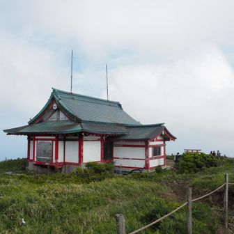 神社の裏手。