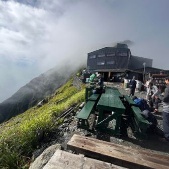 北岳が薄っすらと姿を見せてくれる