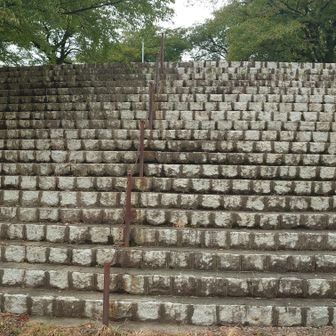 結構急な階段です。