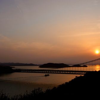 いきなり現れたこの景色

瀬戸大橋（せとおおはし）
岡山県と香川県を結ぶ全長約13kmの橋梁群の総称で、1988年開通。本州と四国を鉄道と道路で結ぶ重要なインフラです。複数の吊橋やトラス橋で構成され、瀬戸内海の島々をつなぐ景観は圧巻。鷲羽山はこの瀬戸大橋を最も美しく眺められる展望地の一つとして知られています。