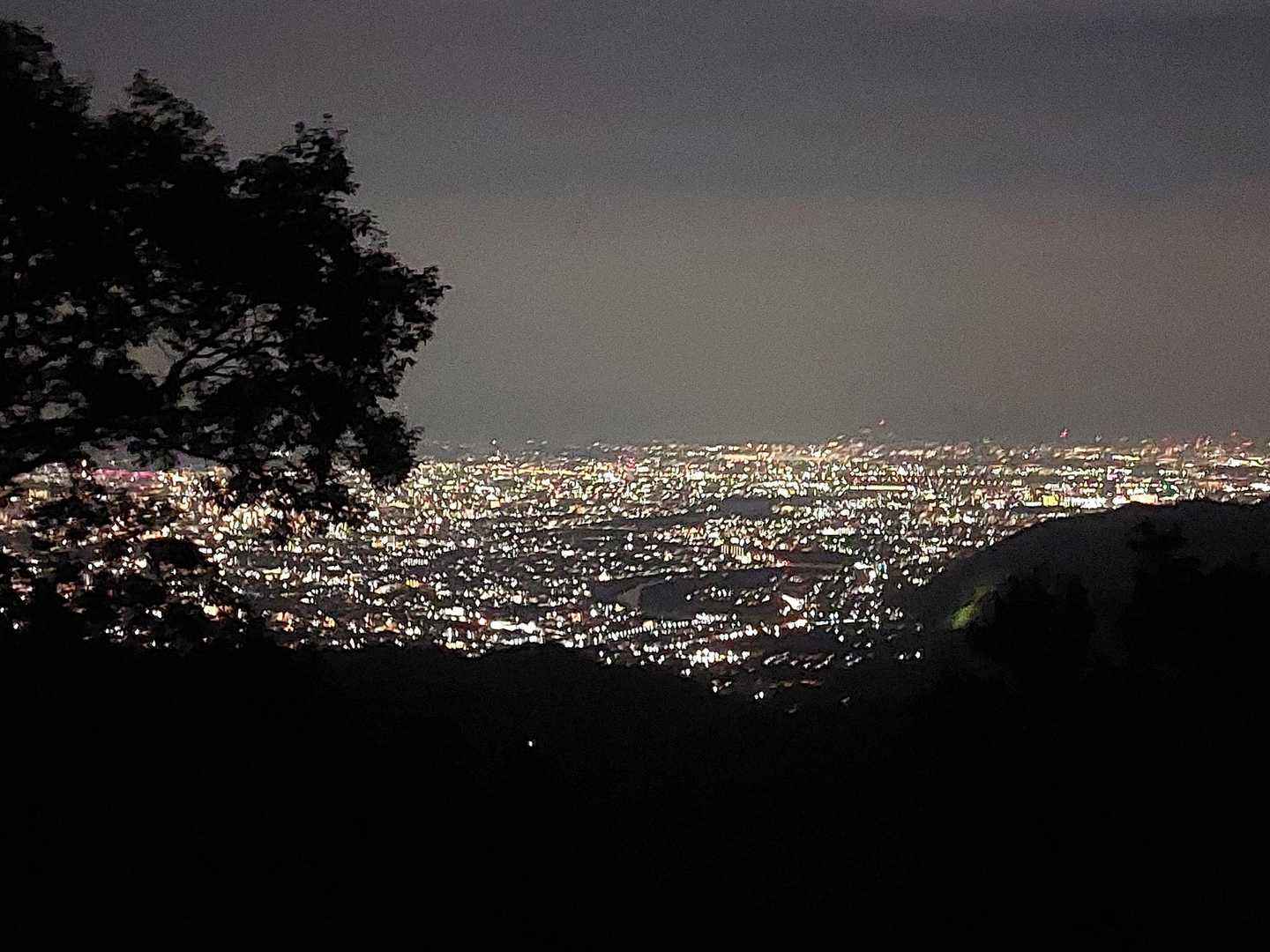 西側に美しい夜景が見えました✨
この付近は束の間の平坦地👏