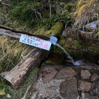 水場は外の１箇所のみ。キンキンに冷たい🥶。他に手洗い場等なし。
寒いし冷たいので、洗面せず歯磨きは部屋で。