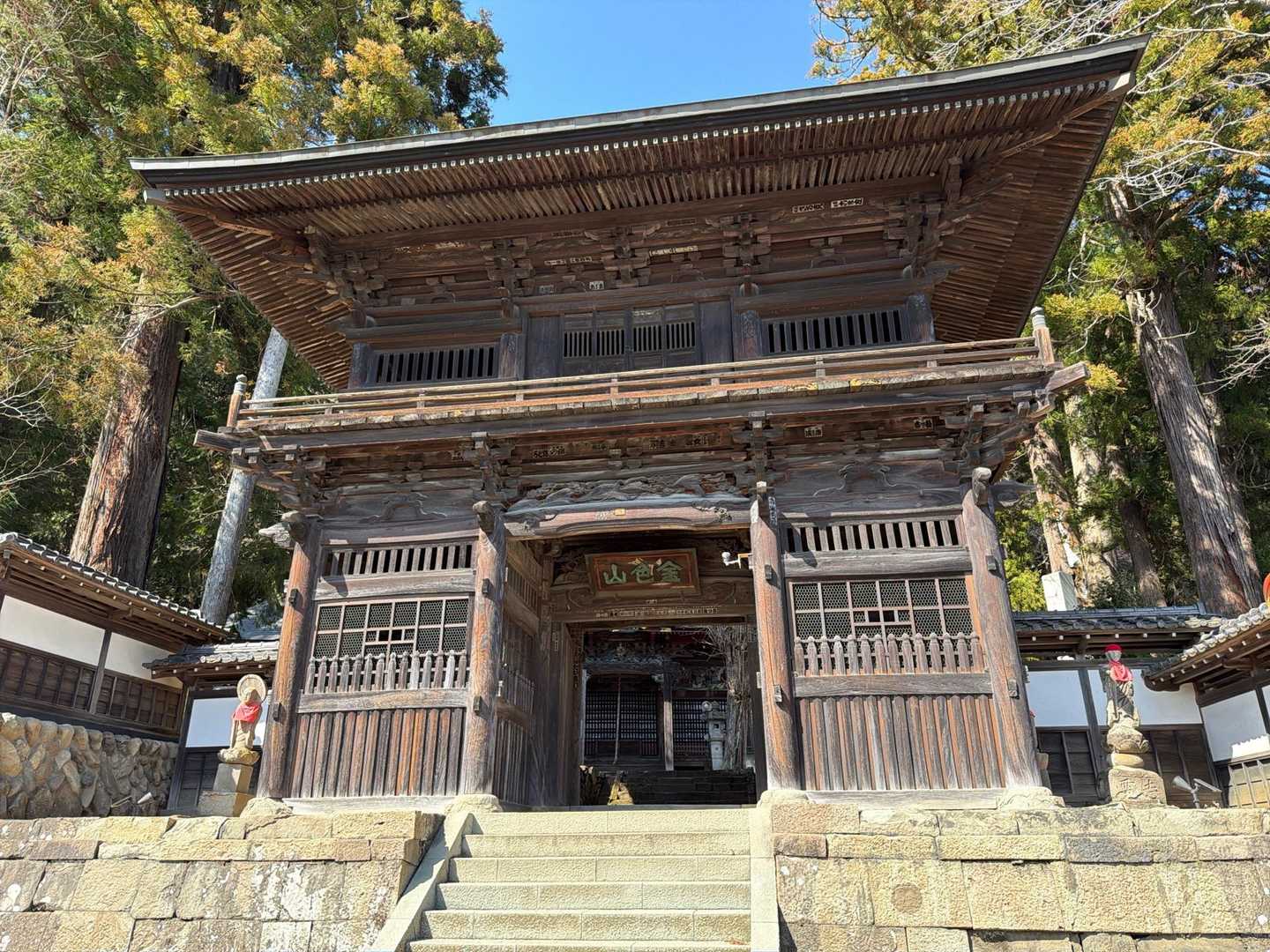 歴史を感じる大悲願寺山門