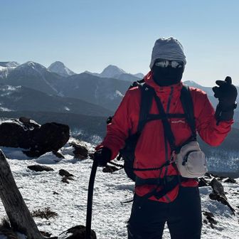 茶臼山展望台から南八ヶ岳をバックに。風が強くて…
