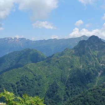 大源太山と左の方に巻機山が見えた