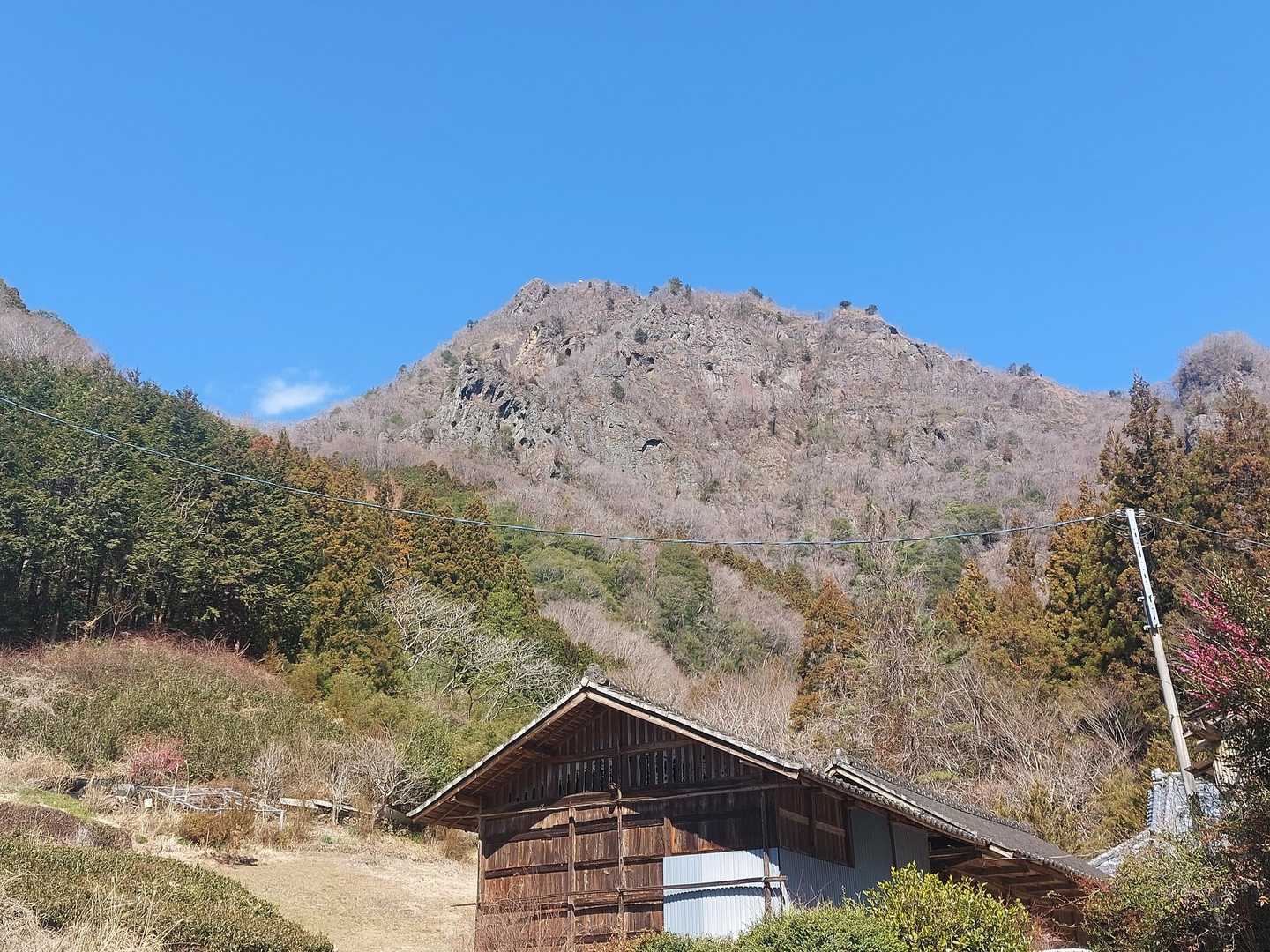 登山口付近からの奥久慈男体山✨スタート時はガスガスで見えませんでしたがすごい岩山🧐