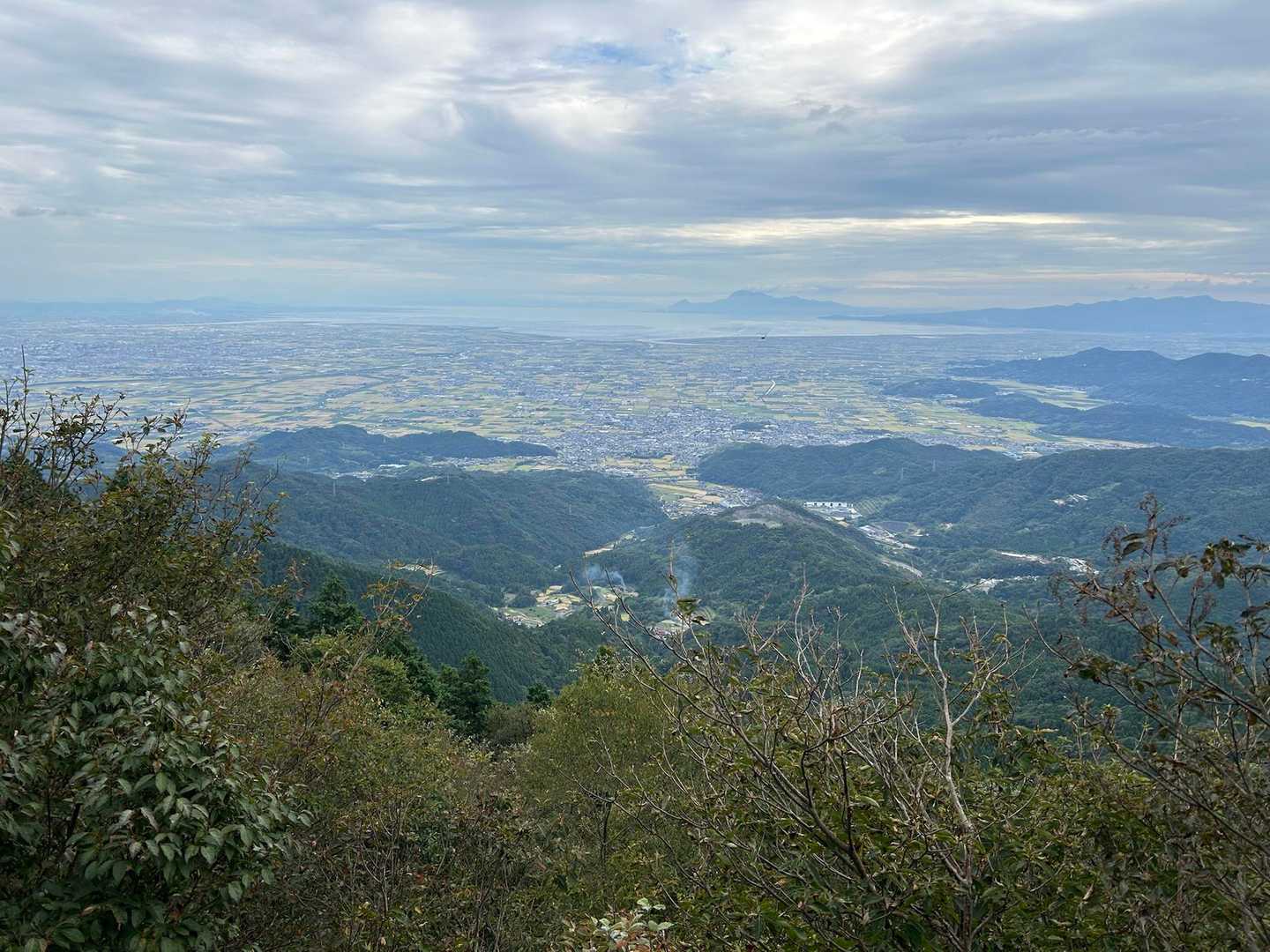 んで、岩の上から佐賀平野と雲仙や右には多良山系。
三角半島も有明海越しに薄っすら見えてる