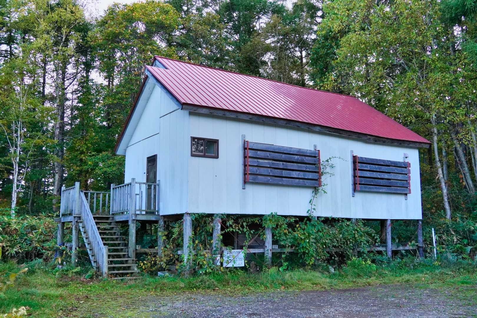 駐車場にある避難小屋。