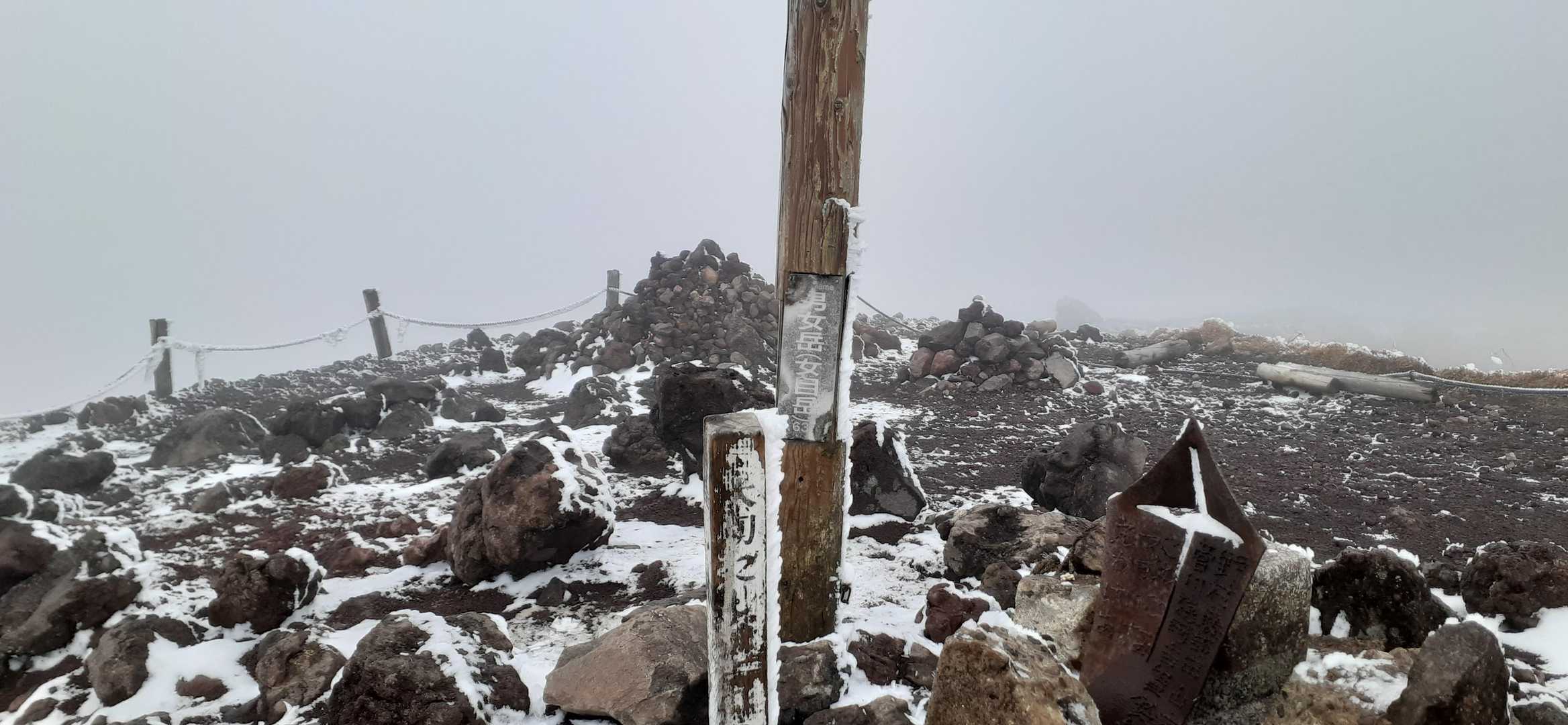 強風に耐えながら秋田駒ヶ岳最高峰の男女岳に登頂しました🗻視界なく寒さで凍えそうなので写真撮りすぐに下山開始です💨