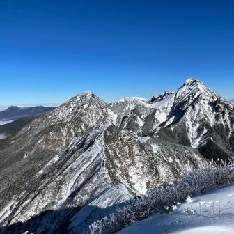 阿弥陀岳、中岳、赤岳、横岳、硫黄岳👍
左奥は蓼科山。雪少なめ。