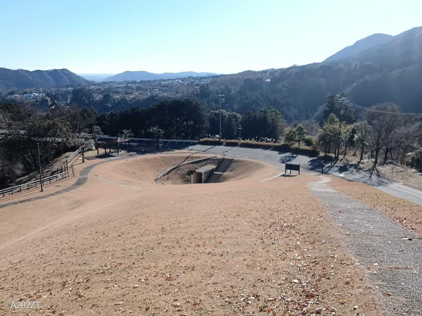 森林公園、怪しげなトンネルに入ります