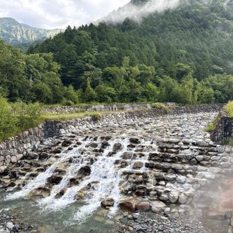 朝、新穂高ロープウェイ麓からロープウェイとは逆側に出発