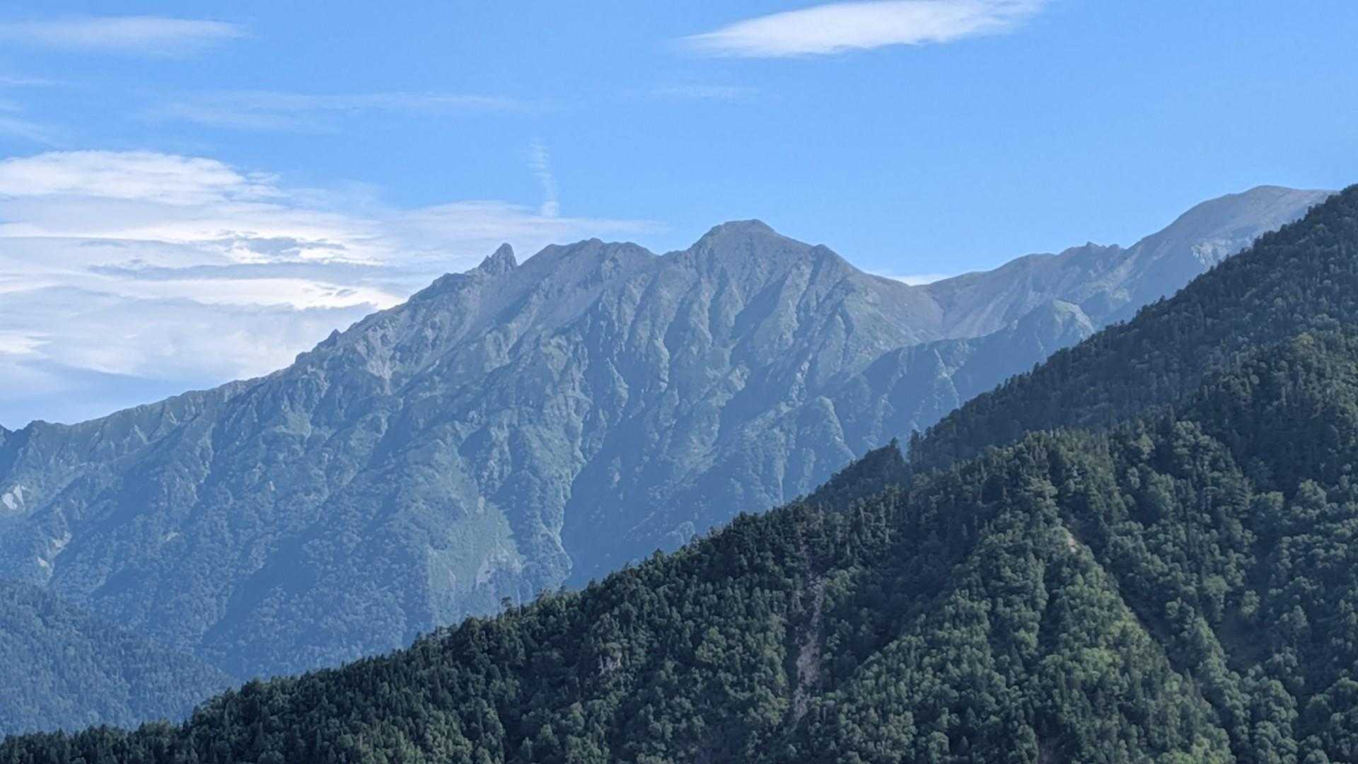 左の尖ったお山が槍ヶ岳かな？