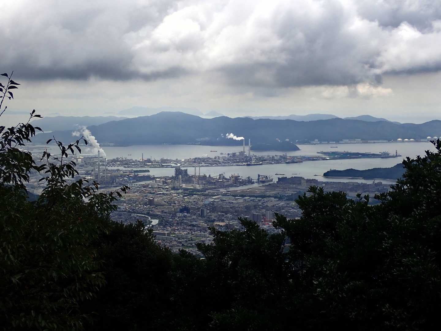 こちらは南の展望地から徳山湾方面。太華山の向こうに笠戸島、さらに奧に祝島がうっすら。