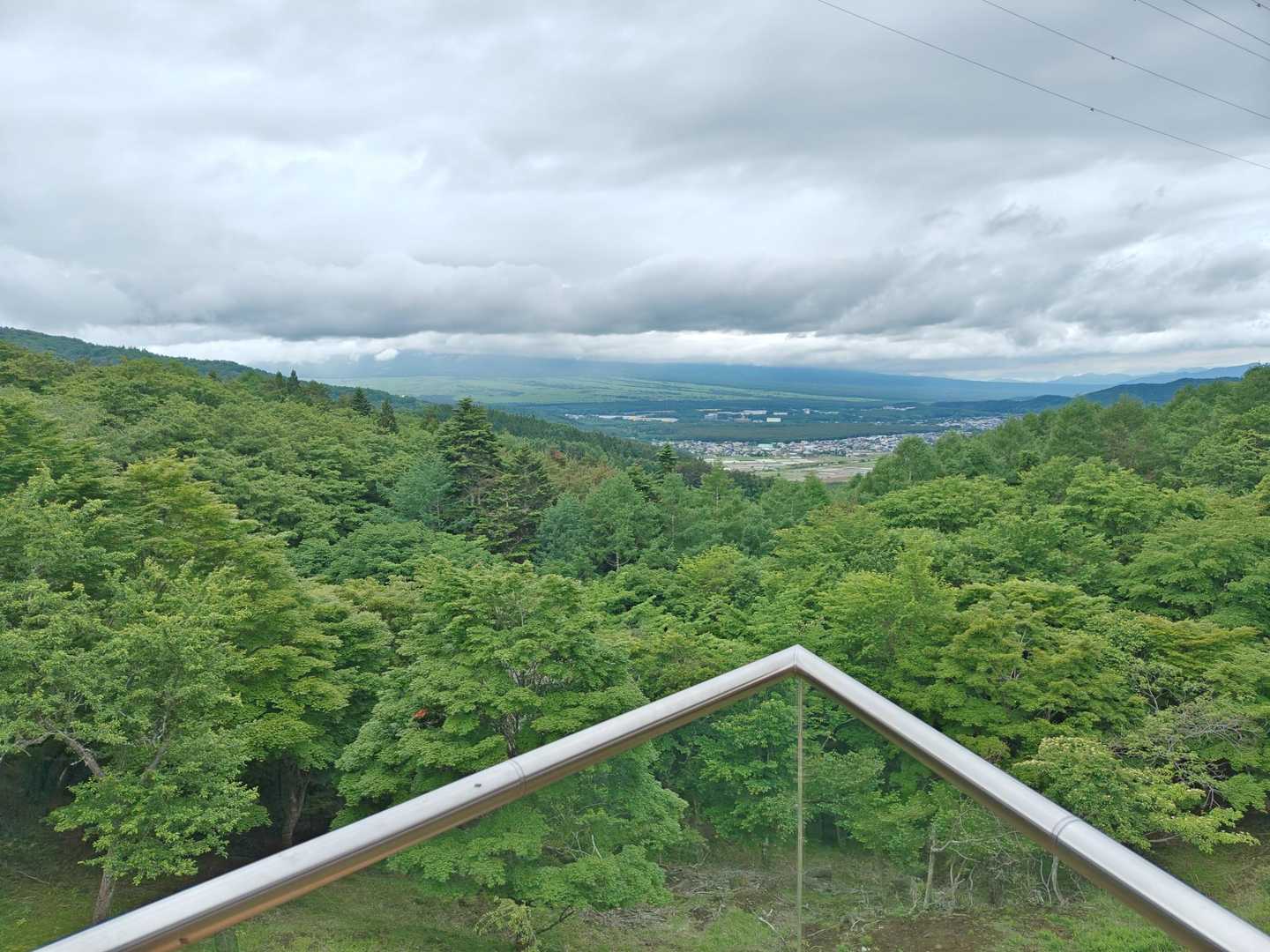 コース途中にあった眺めのよいテラス。晴れていたら富士山🗻ドーンやねんけどなぁ。😅