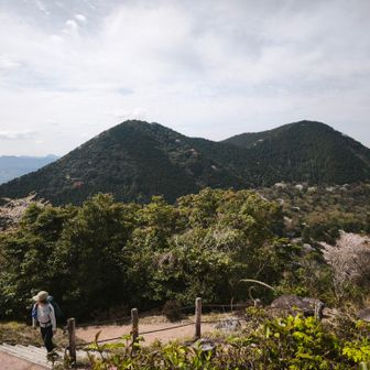 飯盛山から見る愛宕山、船見岳。