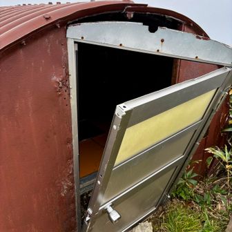 一ノ倉岳の避難小屋😳

ドアが枠ごと外れてます