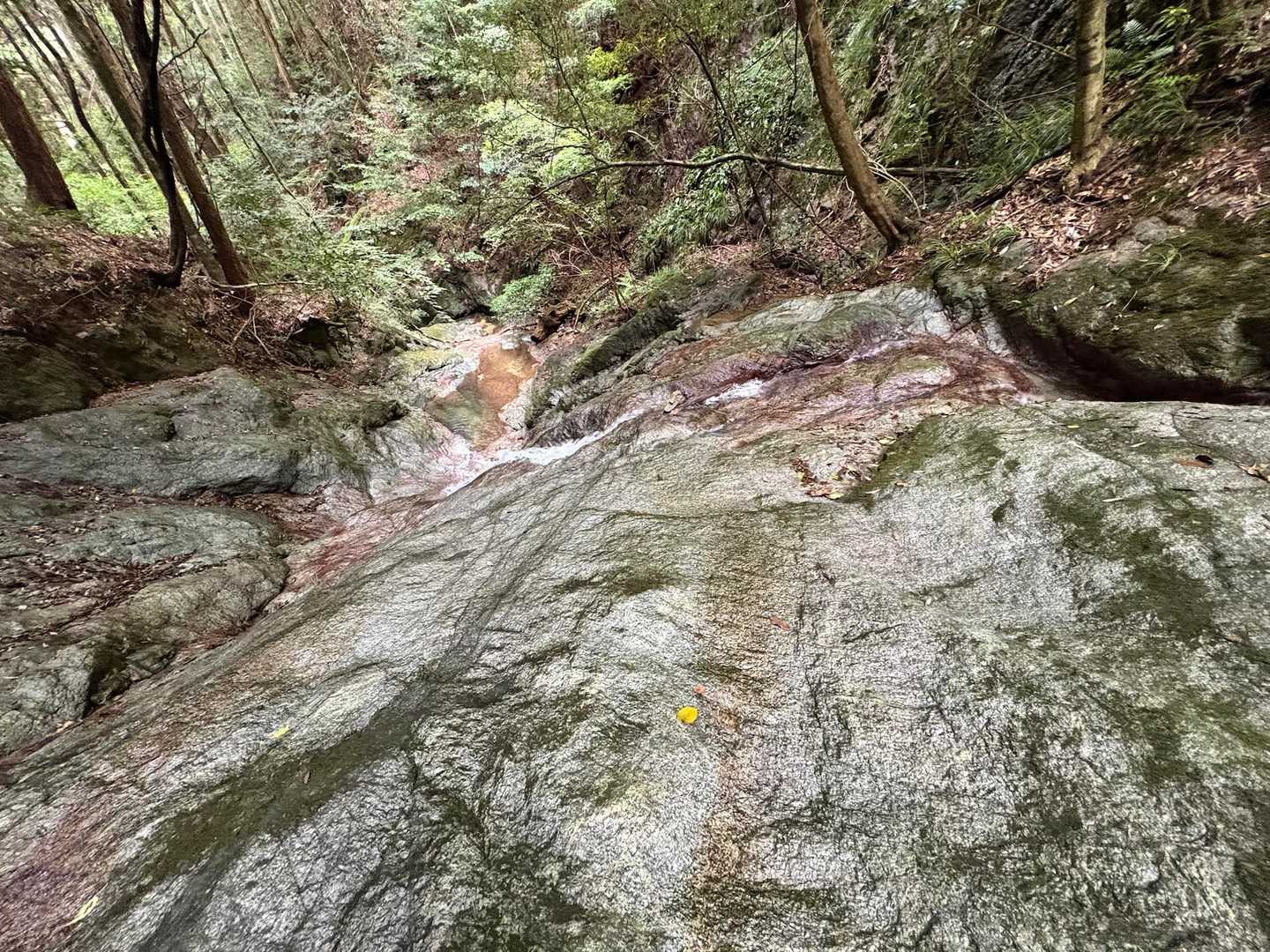 下の滝を見下ろせます🪨💧
脇から降りて行けるようになっていました。

お疲れ⛰️でした😊
