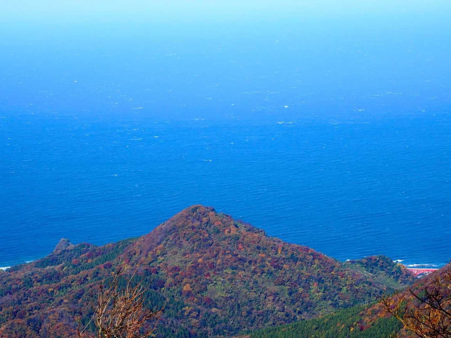 真下に旗持山