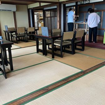 冷房でよく冷えた、素敵なお座敷。
山登りのお客さんが多いのか、椅子に敷くマットが必要かどうか、お店の人が案内時に確認してくださいます😃✨