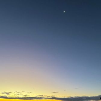 夕日の残像と月と雲海