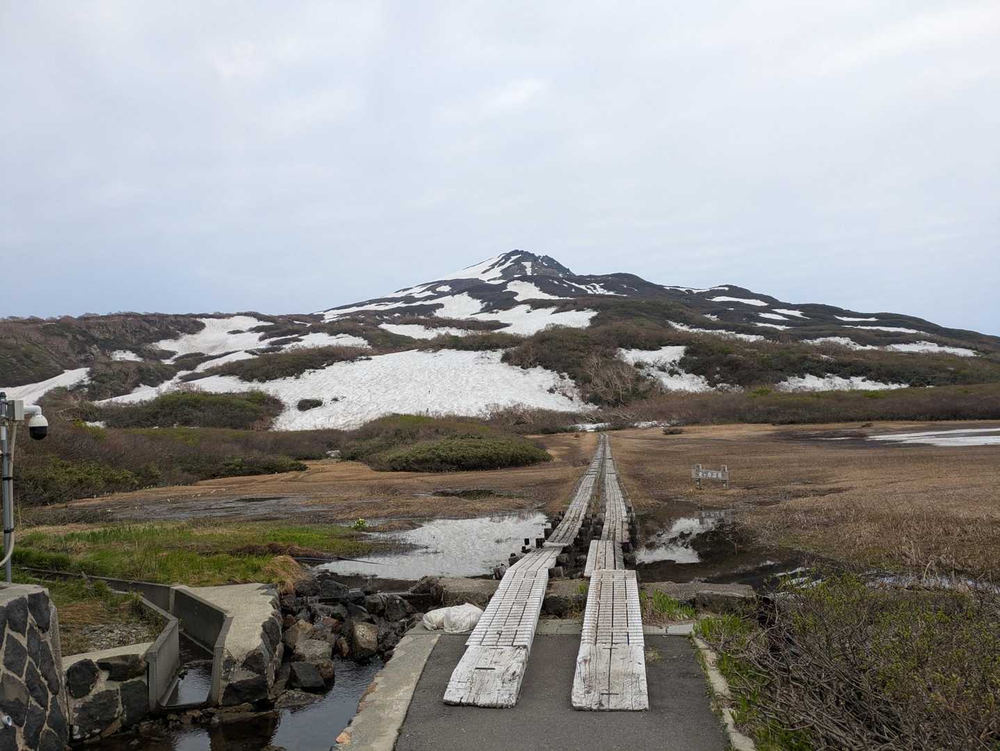 祓川ヒュッテで登山届を出してスタート🚶
駐車場に停まっていた車は10台ぐらいで、B.Cの方が多めでした。
気温は6℃で無風。