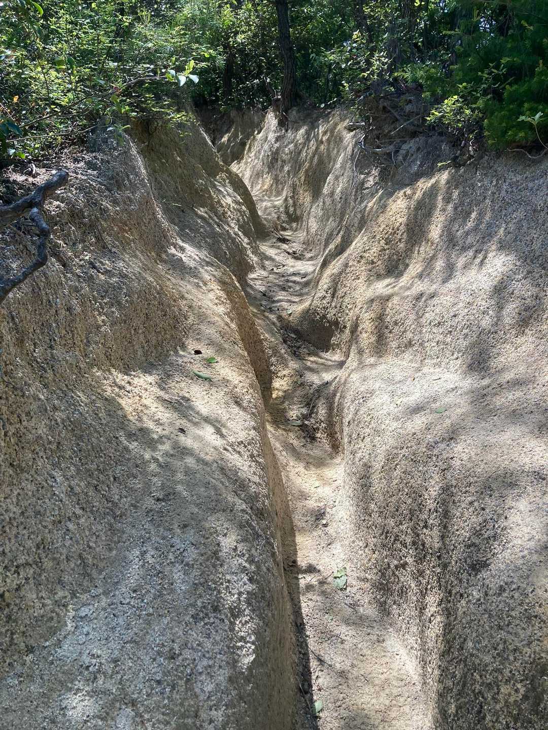 細い花崗岩地帯を通り