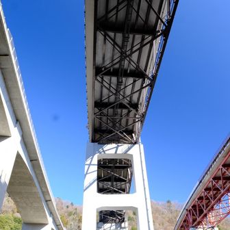 高速の下から。
駅に向かってテクテク。