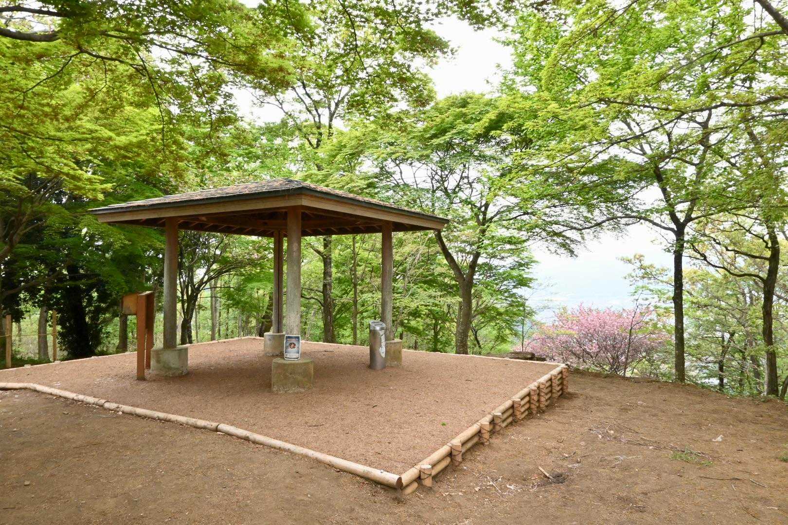 あずまやのまわりがウッドチップ舗装に！
古いベンチは脇に撤去されていた。