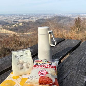 今日は寒さが和らいで穏やか☀️
お腹も空いたしここでお昼😋

のはずが…ガサガサと何かの気配😳鳥か猪か😱
とりあえず鈴を鳴らして存在アピール💦
静かになったけど、落ち着かないので写真だけ撮って撤収💨
