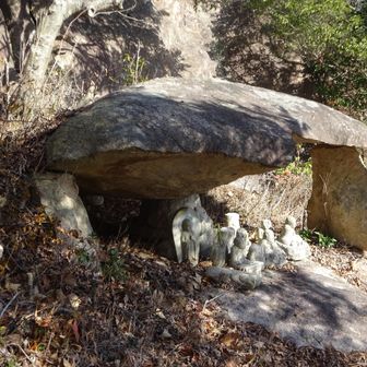 この巨岩の祠は自然にできた？