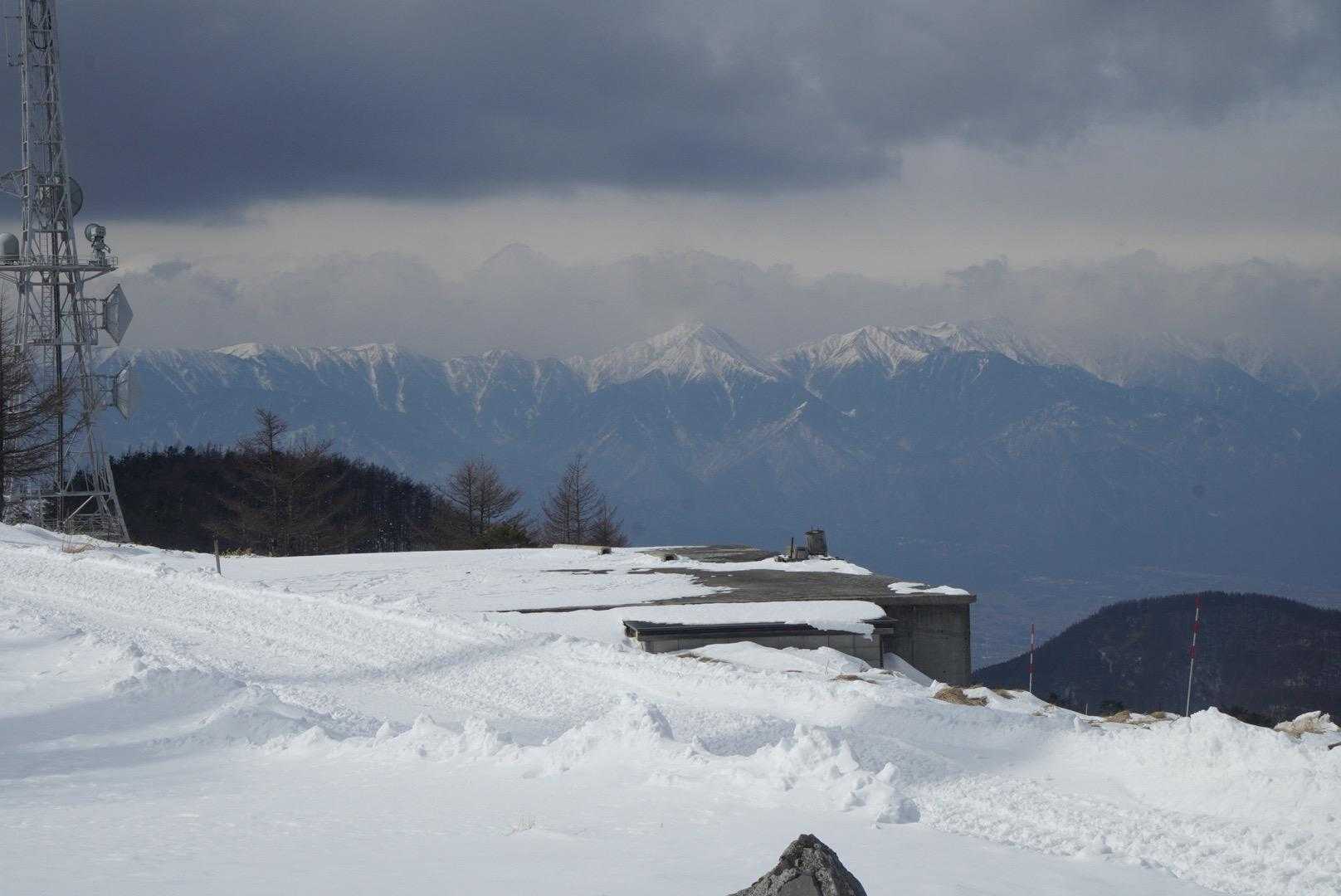 北アルプスの常念岳と東天井岳でしょうか？