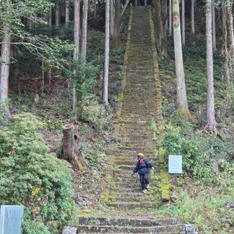 最後の階段を降りて、受け付けに向かい下山時刻を伝えます🕑